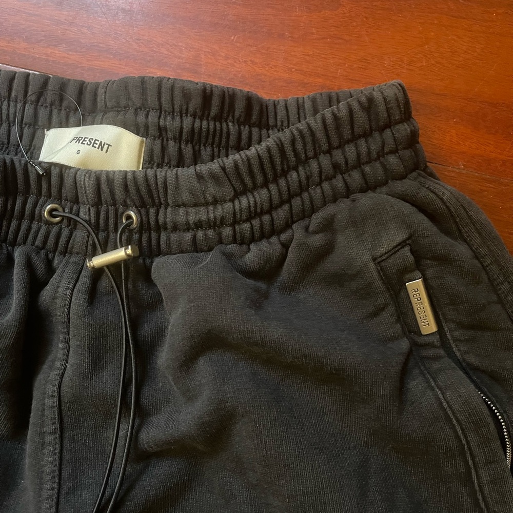 Represent sweat pants